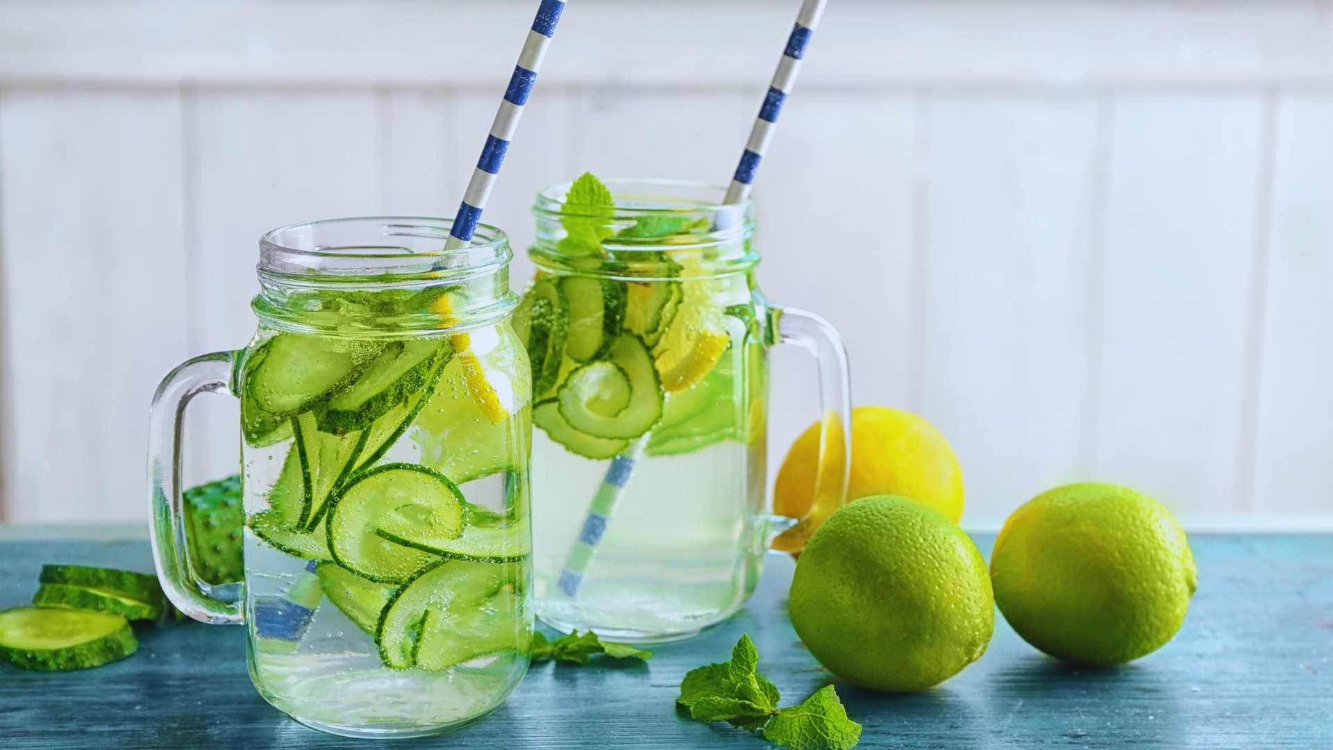 La importancia de las aguas refrescantes en verano - Jara Díaz