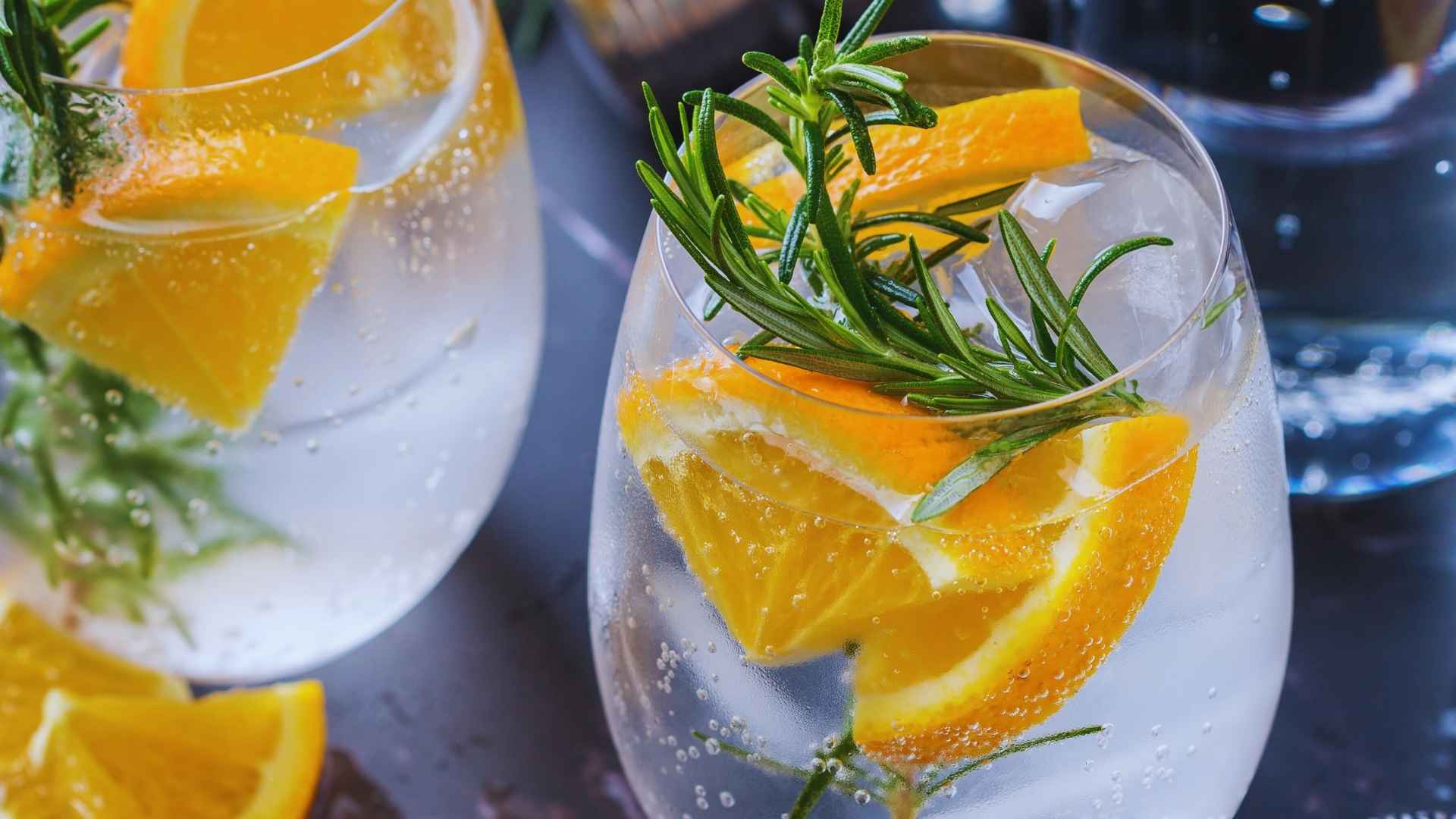 La importancia de las aguas refrescantes en verano - Jara Díaz